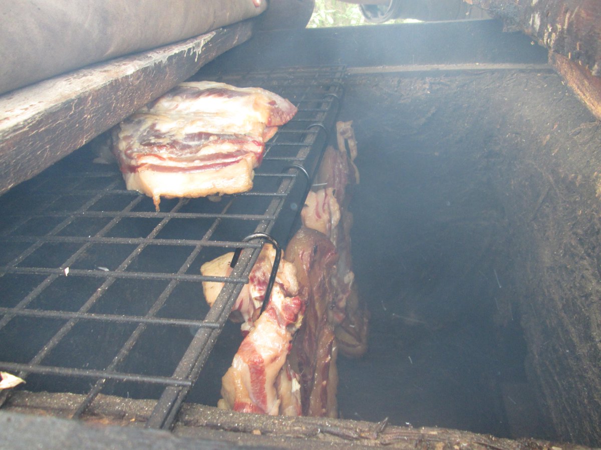 Vandaag voorbereiden op workshop wijn maken, zondag gaan we warm en koud roken. U bent van harte welkom <a href="/Landskeuken/">De Landskeuken Roden</a>