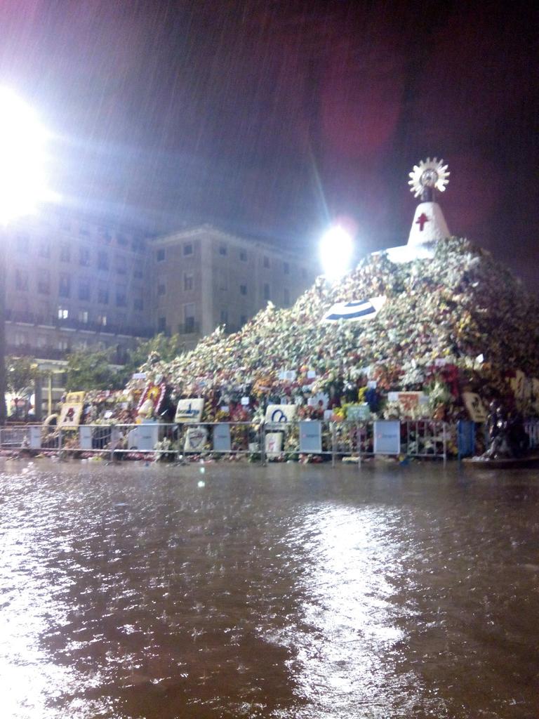 Irenegarcest's tweet photo. La ofrenda con el agua por los tobillos @eltiempo_atv @AlbaTbk5 http://t.co/LMQ99CBi9k