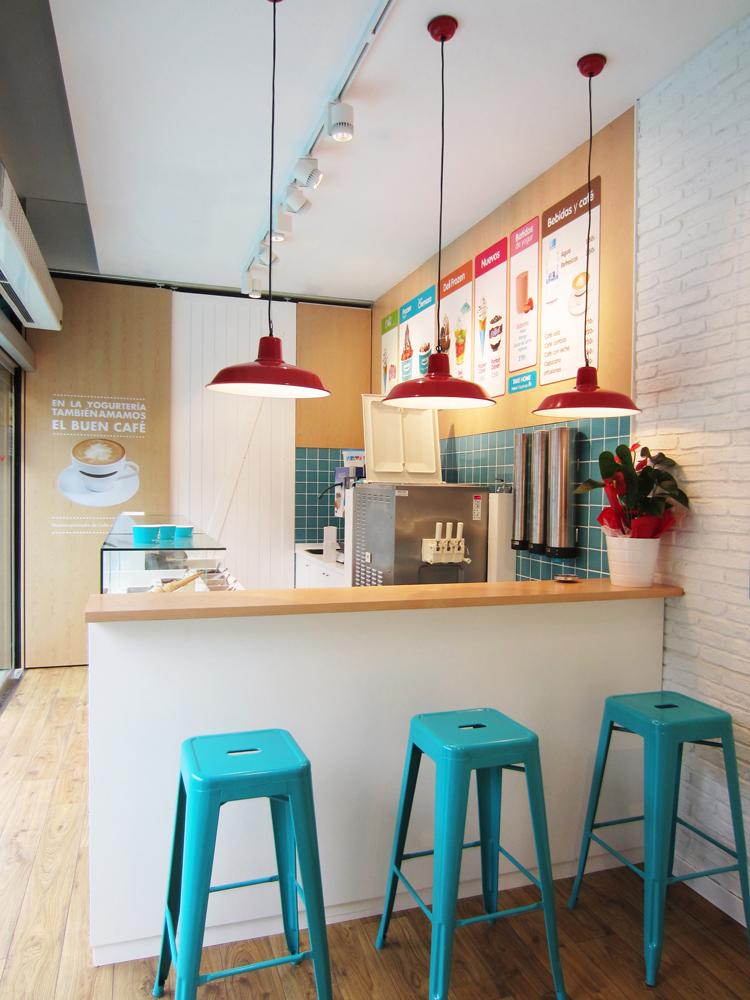 decorner's tweet photo. En @decorner hicimos el Diseño, Proyecto y Obra de la Yogurtería Danone de @lesglories. http://t.co/xhW4x0bqHp http://t.co/S4c3XqE25c
