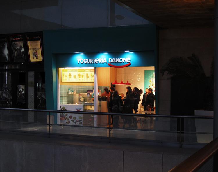 decorner's tweet photo. En @decorner hicimos el Diseño, Proyecto y Obra de la Yogurtería Danone de @lesglories. http://t.co/xhW4x0bqHp http://t.co/S4c3XqE25c