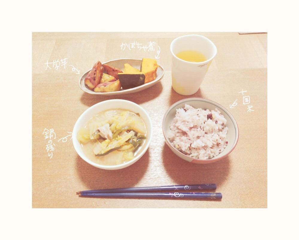 a_________N0514's tweet photo. 🌟 10/13 昼食 🌟

・十国米🍚
・野菜鍋(残り)
・大学芋🍠&amp;かぼちゃ煮🎃 http://t.co/2dnJXPICLH