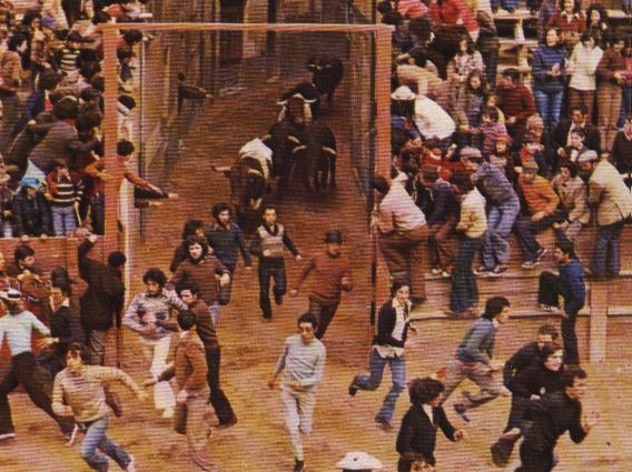 El encierro, con muchos corredores, llegando a la plaza en una Calle Madrid con arena, Carnaval del Toro 1979