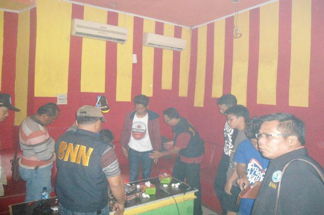 Metro_TV's tweet photo. Dua Pemandu Karaoke di Kendal Positif Narkoba http://t.co/4CpyV7K5mJ http://t.co/ZWGfxz9Wrq