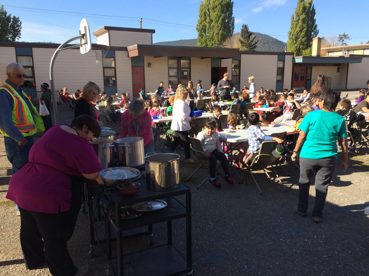 MarieSharpeElem's tweet photo. The entire school enjoyed 'Friendship Soup' and some sun in our courtyard before the Thanksgiving weekend #connect27 http://t.co/zAVkfDz0xE
