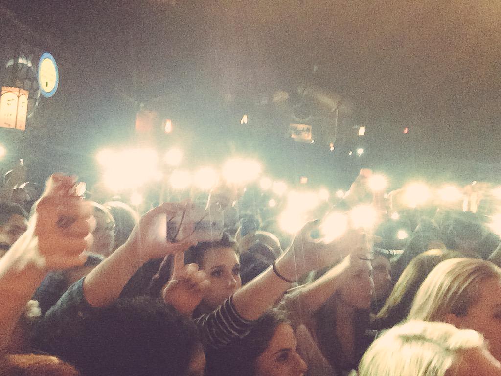 SoMorized's tweet photo. That #RedLighter feels🔥 http://t.co/pzHHChyYXL