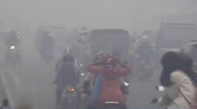liputan6dotcom's tweet photo. #TerpopulerLip6 Kabut Asap Kian Tebal, Jarak Pandang di Jambi 300 Meter http://t.co/RvX9BTv5ua http://t.co/nGhwWVBKzo
