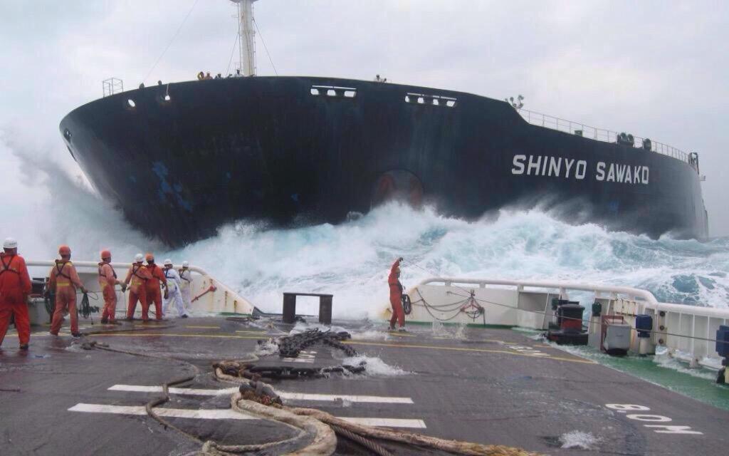 trinityhouse_uk's tweet photo. There must be days when seafarers seriously question their career choice...... #SafetyAtSea #TrinityHouse #towrope http://t.co/861DAYTipH