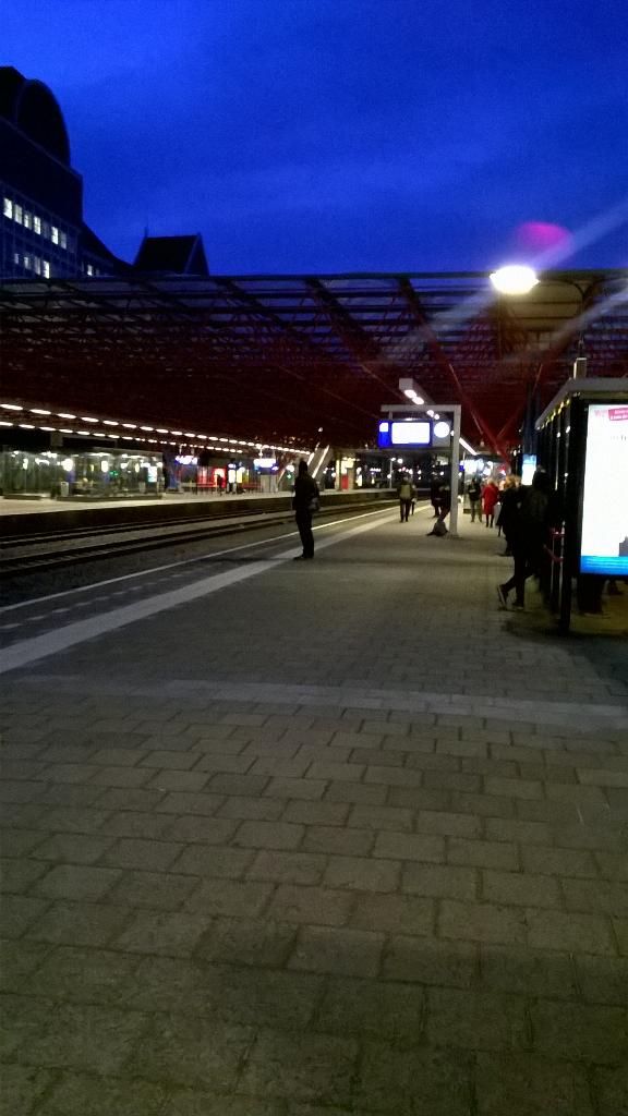 RonaldBoth's tweet photo. En nu overstappen op de volgende trein. 5 minuten op station Zaandam #lowcardiet http://t.co/2Y768IolN9