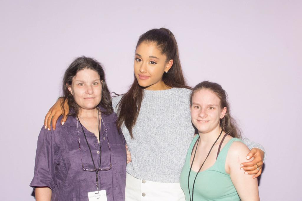 DominantTease15's tweet photo. || My Mom and I meeting @ArianaGrande! I love you, Ariana! ❤️❤️❤️ #ArianatorForLife http://t.co/9w3lwhtb37