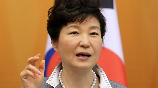 SBS8news's tweet photo. [#속보] 박 대통령 "역사 교육, 정쟁·이념으로 국민 갈라선 안돼" http://t.co/rsQys57znd http://t.co/i4vbYLvMky