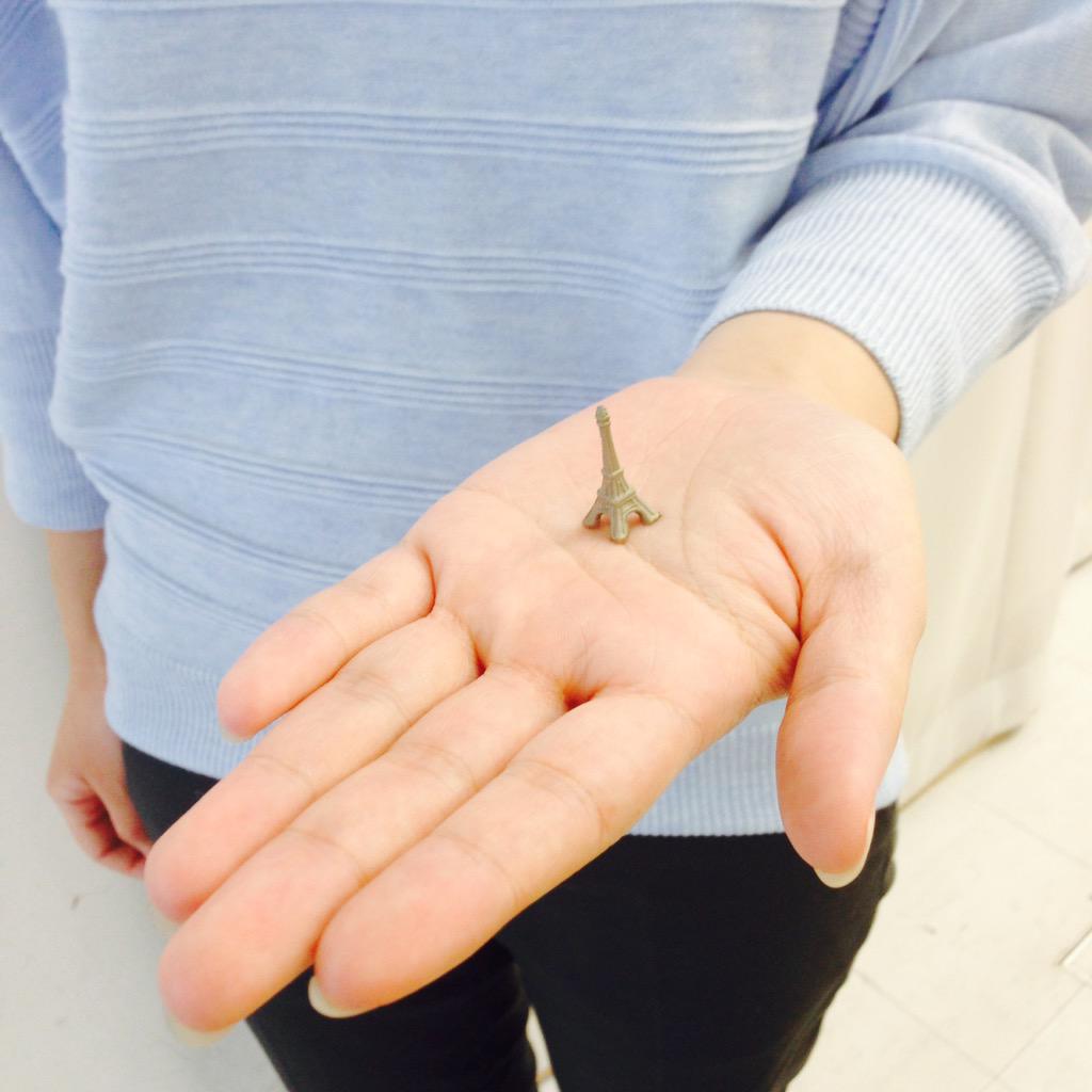world_endo's tweet photo. 10/13 今日のヒトコマ
所員M:ミニチュア建築といえばこれでしょう、パリのエッフェル塔！
所員U:めっちゃちっちゃい！色々見たことあるけど、これちっちゃくてかわいい！
https://t.co/KgRvLXP7nZ http://t.co/wx7tu8kxO0