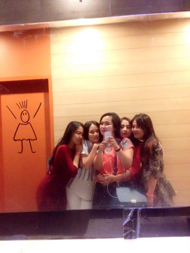Entah hp yg kekecilan atau tempatnya yg kekecilan ini kita selfie sampe dempetan gini hahaha