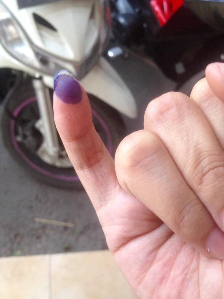 champasjolity's tweet photo. @esafkipUNS lg ada hajat contreng mencintreng nih.. ayo yg anak EED jangan lupa contreng yaa.. 😉 #EEDmencontreng http://t.co/lOn3vAsfTq