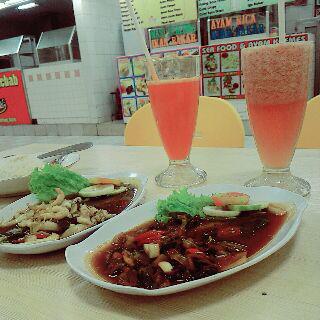 Setelah perjuangan bikin sim yang melelahkan, makan siang dulu gaes biar gak semaput.