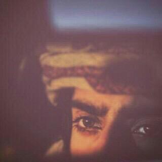 ودي ادق الرقم 
وأقول وين انت
ودي أحآكيك
عن سوإلف جديدة
لكَن كل مِ تذكرت
 هالبّععد هونت 
يممكن في بعدي 
حياته سعيده💔