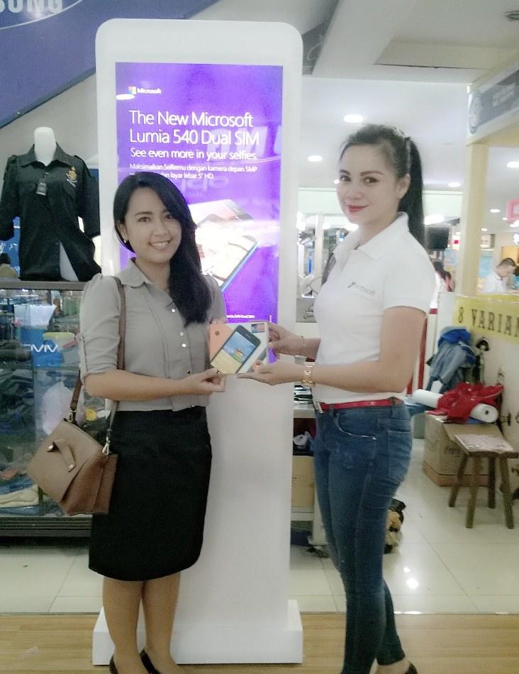 MXZmanado ini dia <a href="/CurysaiSo/">쿠리에나</a> pemenang MXZ indonesia selfie Challenge September 2015, mendapatkan smartphone Lumia