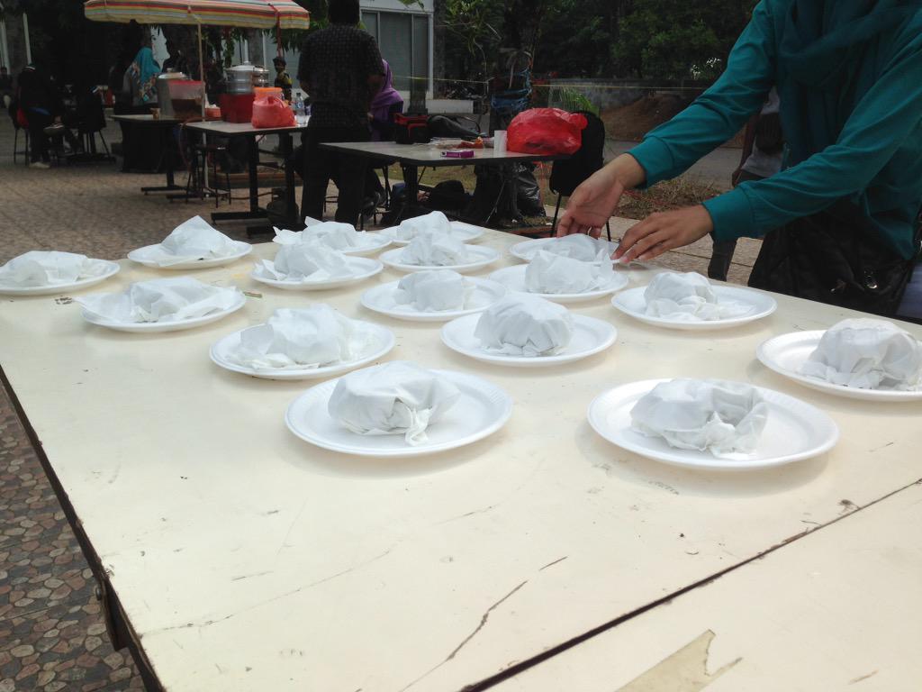 Kita mau persipan lomba makan nih. Ayo semua merapat ke plaza bakrie