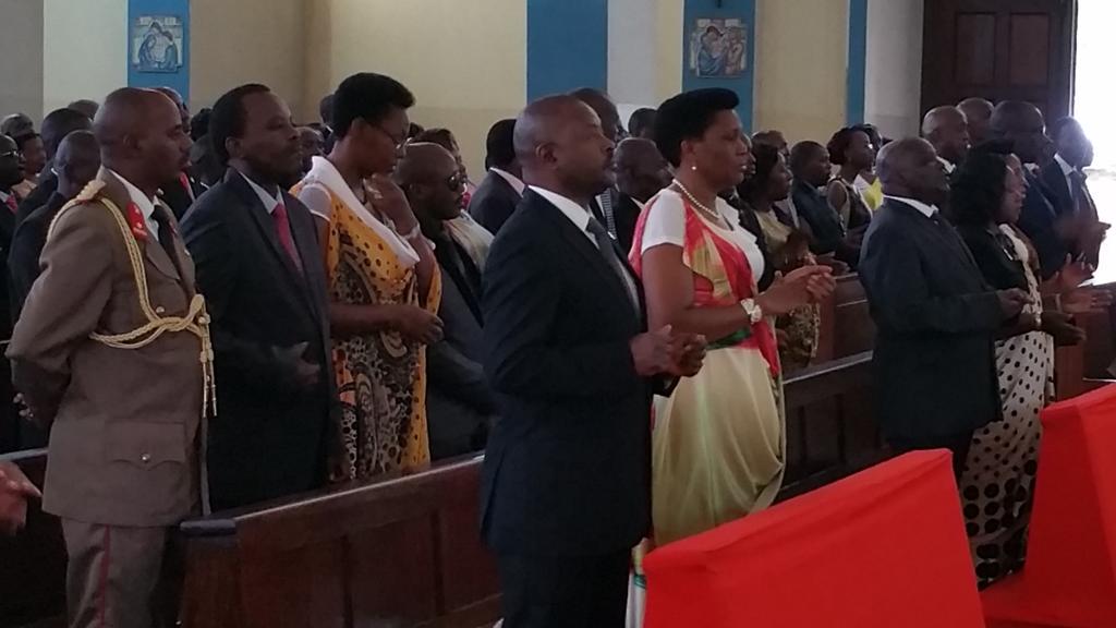 #Burundi : <a href="/pnkurunziza/">Pierre Nkurunziza</a> et 1ère Dame à la Cathédrale. 54è anniv de l'Assassinat de #Rwagasore
