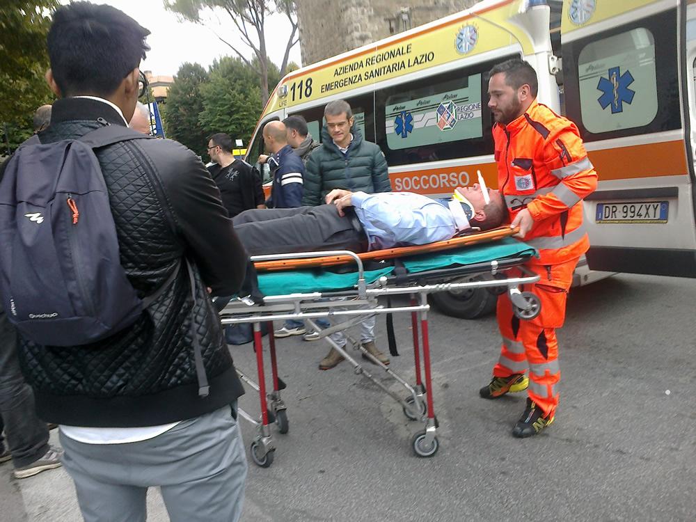rietin_vetrina's tweet photo. Rieti, aggredito violentemente autista Cotral in viale Verani - Le foto - http://t.co/uoMmI9bzfr http://t.co/X94pqJKSPe