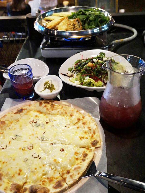 hwatteok's tweet photo. ♥명동맛집♥ 오빠랑 가는 명동 데이트 필수장소! 명동화떡에서 매콤한 즉석떡볶이와 달콤한 고르곤졸라 피자를 드셔보세요^^ http://t.co/ysUDk9c1TT   #명동맛집 #화떡 #명동피자 #명동떡볶이 http://t.co/k6MrWISkSg