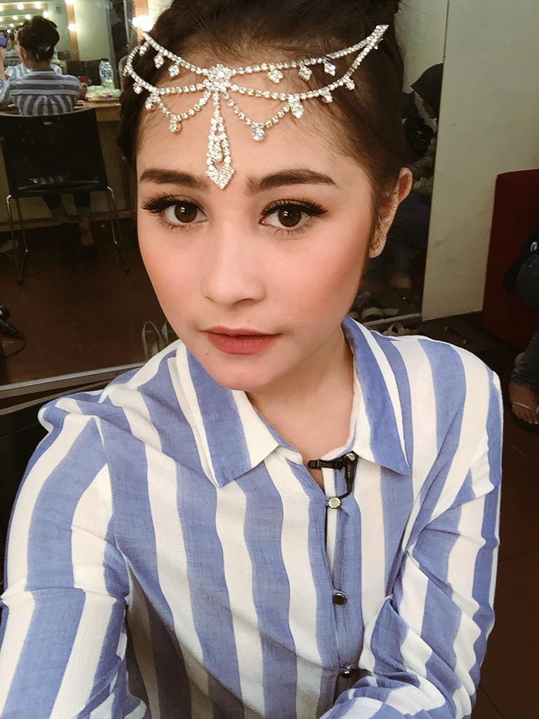 Hari ini jadi host untuk ultahnya hallo seleb hihi wish me luck