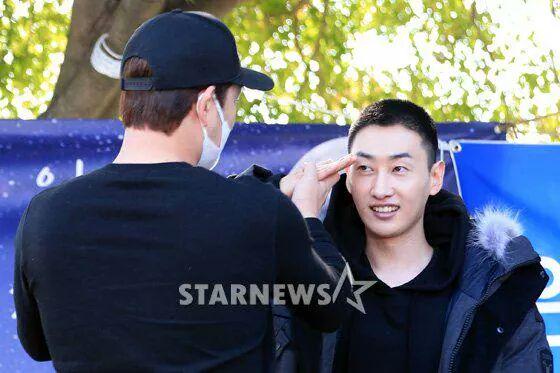 Sujumemories's tweet photo. [Eunhyuk enlistment Day] 🌛
Do well &amp; comeback safety ❤
#alwayswaitforyou #Eunhyuk 
cr : STARNEWS http://t.co/zaku81KtUi