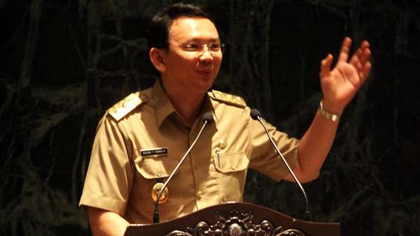 detikcom's tweet photo. Ridwan Kamil Koordinasi Soal Bobotoh ke Jakarta, Ahok: Teman Baik http://t.co/LnmjsIJ5To http://t.co/uloljdYaKg
