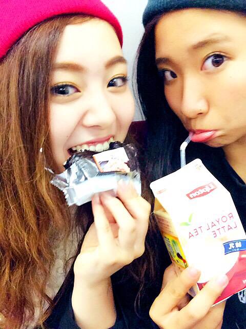 ocbrch's tweet photo. 起きたら18時前やった10時間以上眠りについてた普通に寝すぎたとかゆ〜てるけどもうちょっとしたらまた寝る🌙💓（笑）そしてerikaさんお誕生日おめでとうございます🎂✨りんちゃんとはXmascolorでした🎄⭐️みんなだ〜いスキ👸💕 http://t.co/talQBmji2k