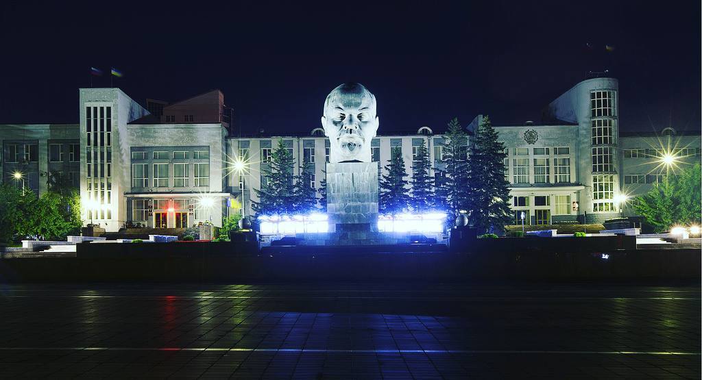 InstaUlanUde's tweet photo. Ulan Ude near Mongolia has has largest Lenin head in world(7.7m and 42 tons) #lenin #head #ulanude #russia #transsi… http://t.co/qoPdlgWBYh