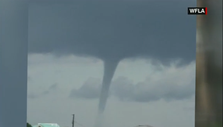 CNNEE's tweet photo. [VIDEO] Tornado sorprende a automovilistas en Florida y vuelca un camión http://t.co/5EQwWeUqQW http://t.co/kmHDck8Wns