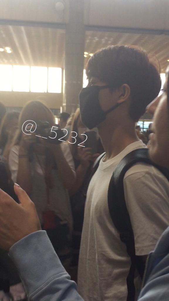 SMROOKIES's Taeyeong being a clingy baby towards to his oldest brother, Moon Taeil on 150704 at Airport! 