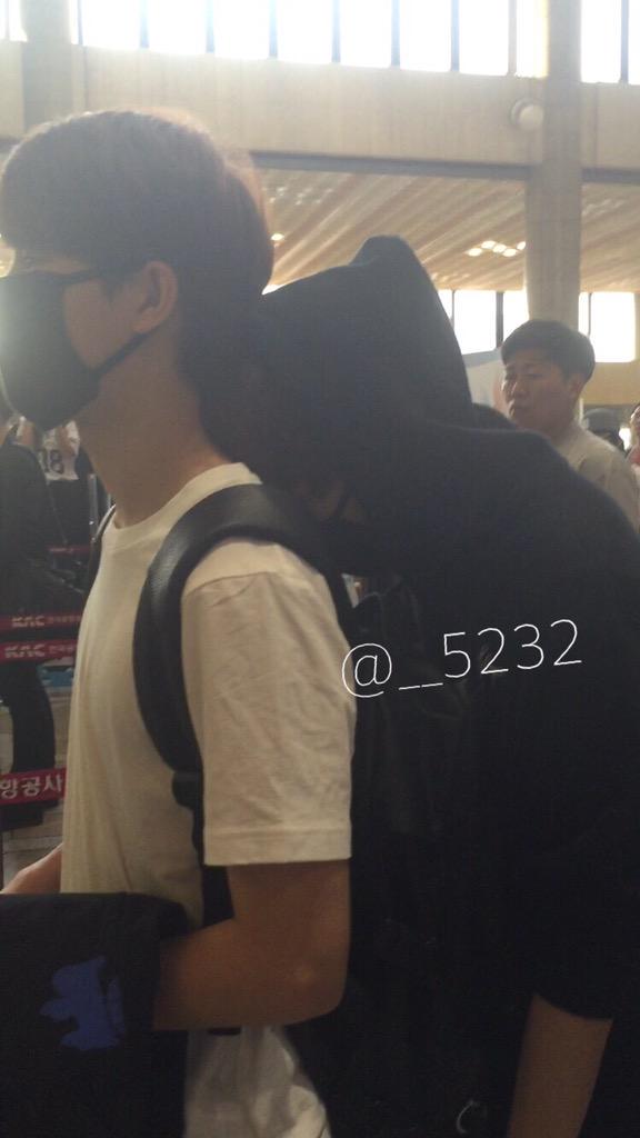 SMROOKIES's Taeyeong being a clingy baby towards to his oldest brother, Moon Taeil on 150704 at Airport! 