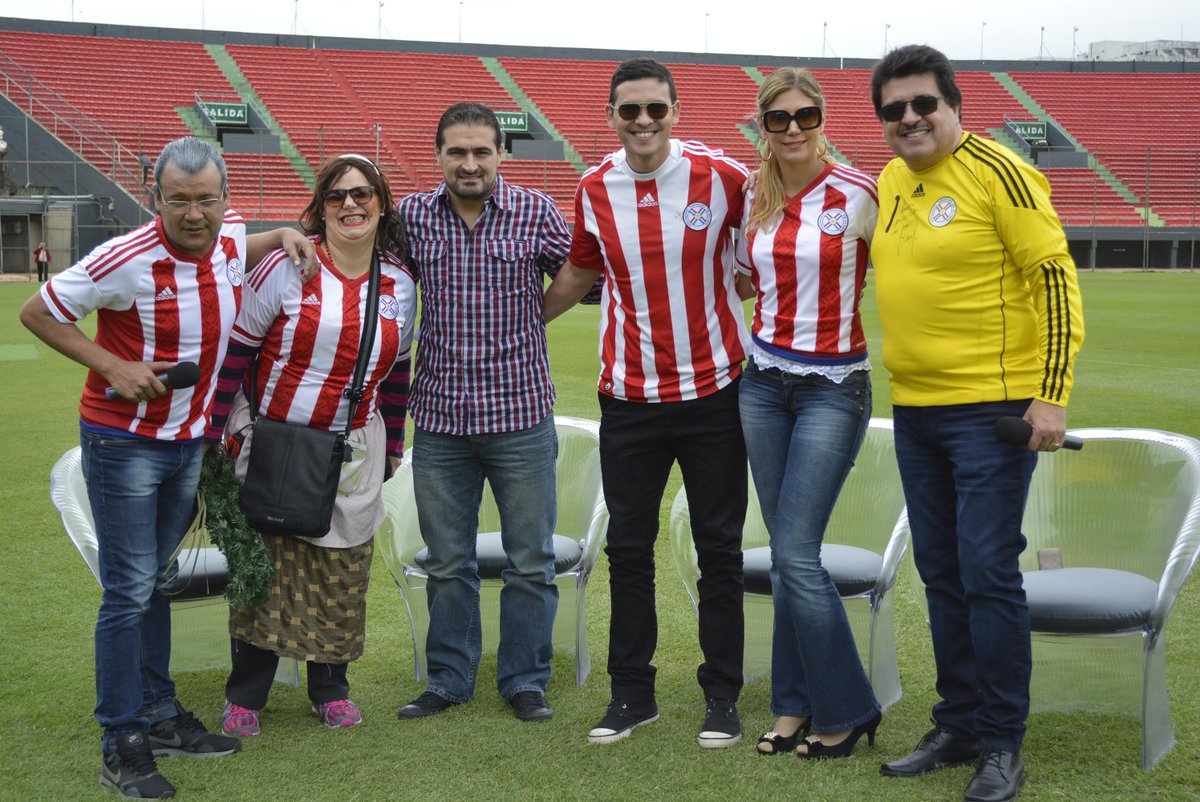 VivelaVidapy's tweet photo. ¡Gracias por acompañarnos! 👏👏 ¡Seguí el aliento a la #Albirroja con @ElResumen​ de @Telefuturo​! #SomosAlbirroja http://t.co/toIYfJcYvo