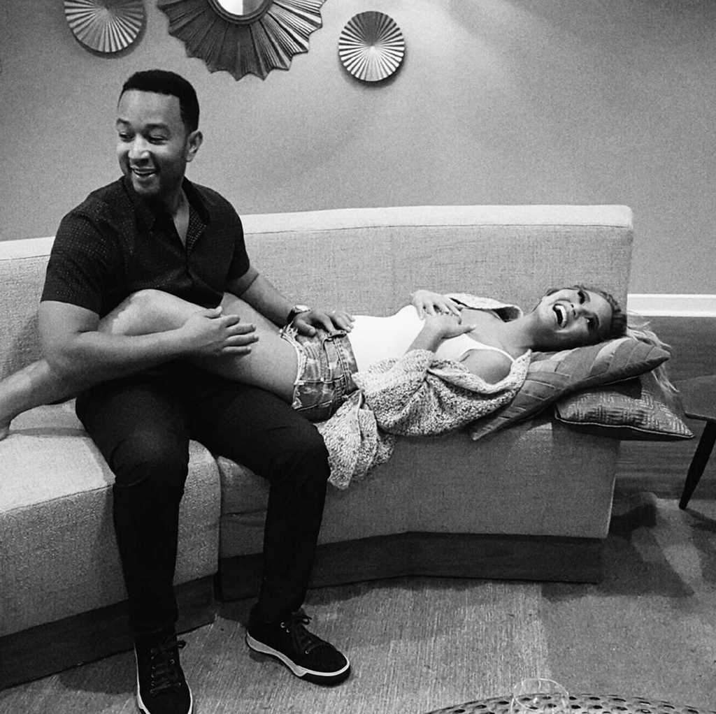 ELLEmagazine's tweet photo. Chrissy Teigen Is Pregnant! http://t.co/RFU2FAagRY http://t.co/SKxi3BzSsK