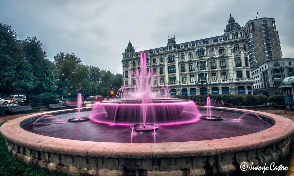 juanjocastro's tweet photo. Las fuentes de #Oviedo un año más de rosa por una buena causa #CancerDeMama http://t.co/OzHdYap2AP