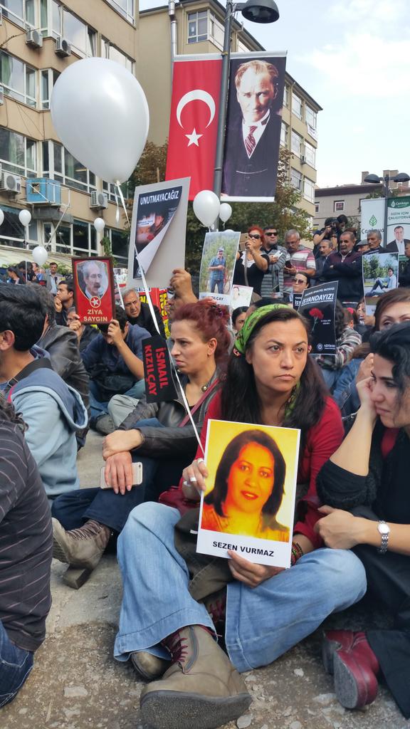 pierregrange's tweet photo. Lâcher de ballons à #Ankara en hommage aux victimes. Slogans anti Erdogan. Il est écrit "Révolte" sur les affiches. http://t.co/YLPhb6jgEs