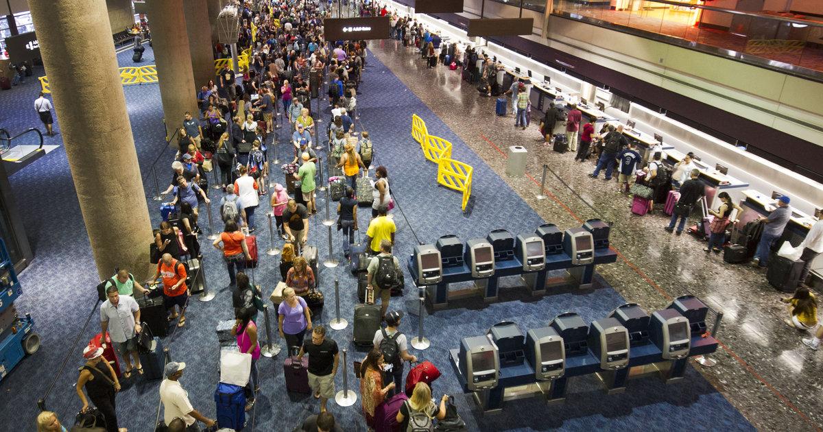 HuffPost's tweet photo. Thousands of airline passengers delayed due to nasty computer glitch http://t.co/2VCytBhVRU http://t.co/9MrWRaBNdx