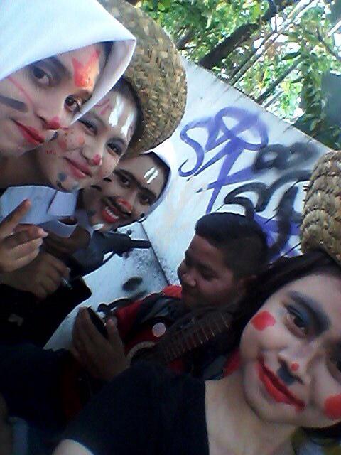 teatermentari's tweet photo. Kelompok Selatan melakukan tugas dengan baik😊👍 http://t.co/8gPsHKjD6q