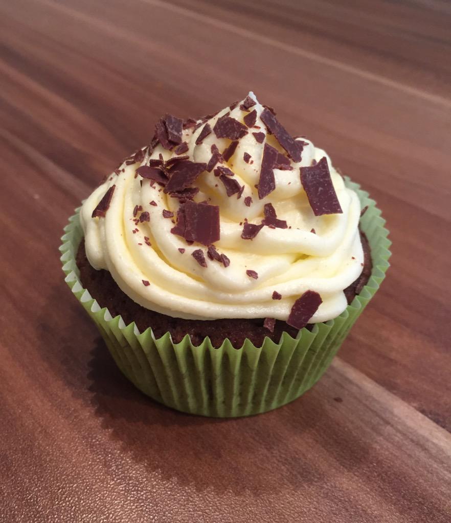 myCake_ch's tweet photo. schokoladen cupcake mit vanille frosting http://t.co/lDLtOUncji