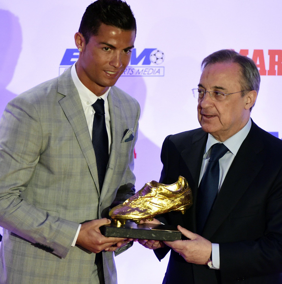 Footballogue's tweet photo. [#LigaFR] Ronaldo a reçu son 4ème Soulier d'Or !
http://t.co/59fQqGv9zu