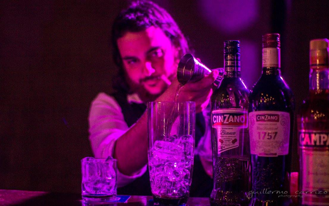 matiasjurisich's tweet photo. No, no es el de Los Nocheros. Es @FerGiumelli armando un negroni en el puesto de @PUBBRIT en #RCF2015 http://t.co/G7ZPx9Rp8W