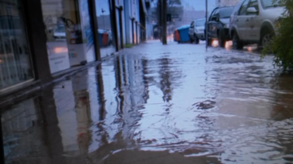 japassofundo's tweet photo. Tem calçada que fica assim quando chove em Passo Fundo. Esse problema você vai ver hoje no JA nos Bairros. http://t.co/WrLn62qEc8