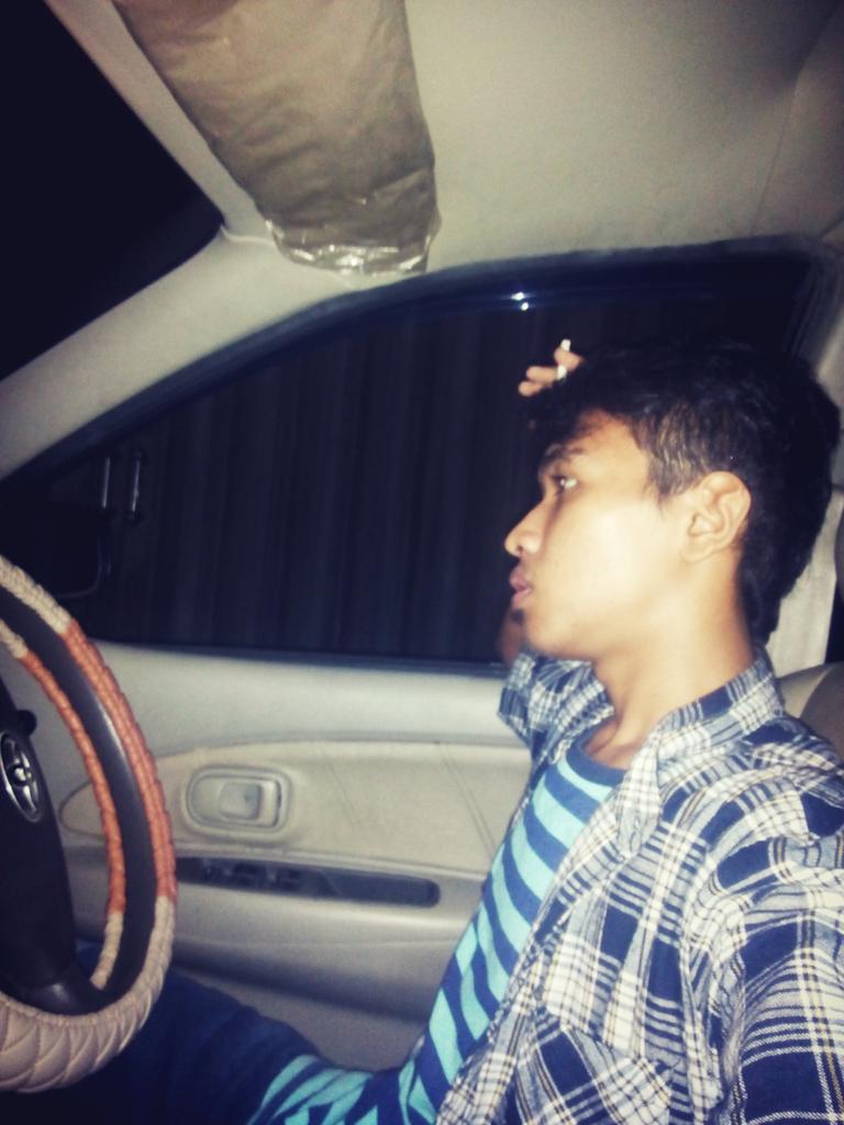 CuplisUsup's tweet photo. kmn yh pngn ada yg nghibur haha jonnes bngt gue http://t.co/sxVW2crDY1