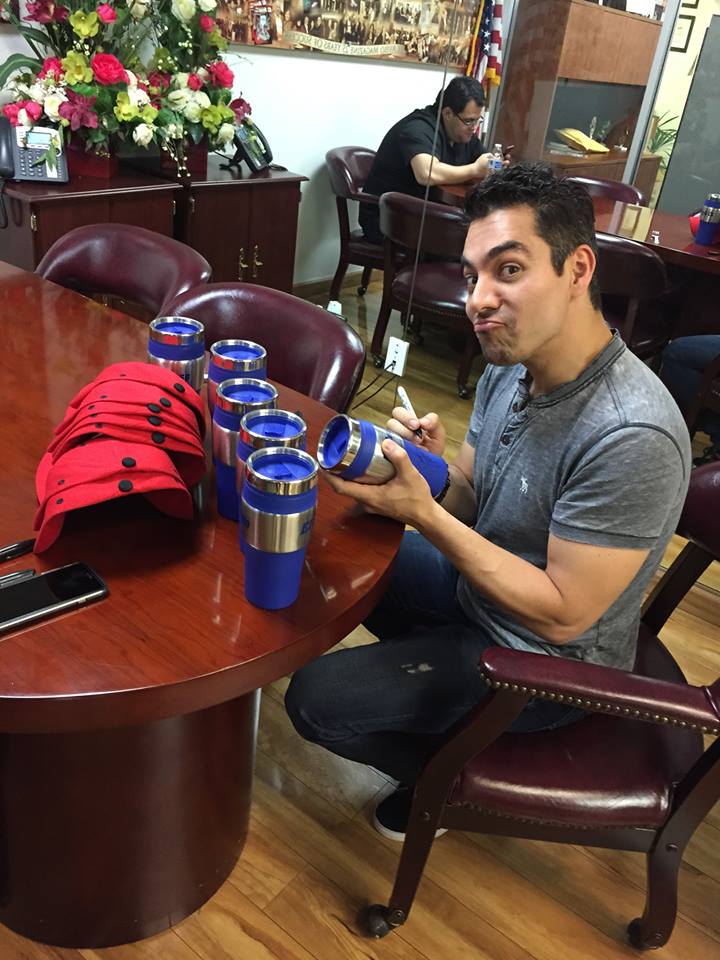elavisomagazine's tweet image. @OMARCHAPARRO estuvo en nuestras oficinas y firmó gorras y termos.
Estén pendientes para participar en la rifa.
