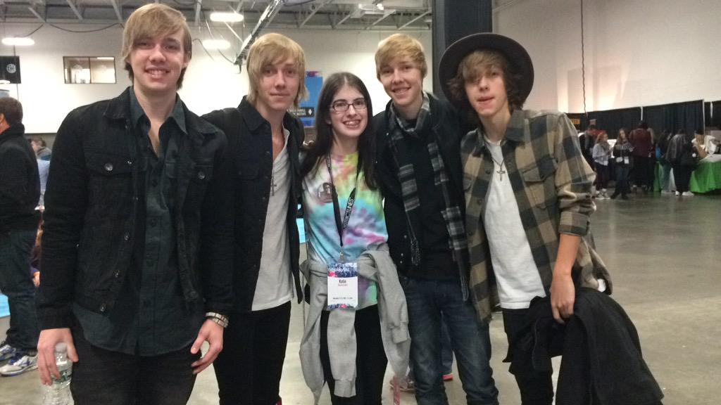 HAPPY BDAY TO MY FAVE TWINS IT\S BEEN A CRAZY 3 YEARS GETTING TO KNOW YA GUYS SO FAR  :) 