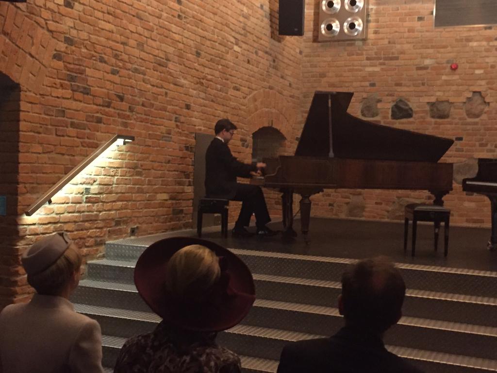 MonarchieBe's tweet photo. #BELstatevisitPOL Visite du Musée #Chopin à #Varsovie avec l'épouse du Président Duda http://t.co/O1qMZ9JGIi