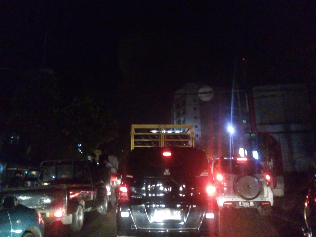 chafield's tweet photo. Wow bgt ini... 21.19pm msh macet! Mlm taun baru😣 btw..Happy new year 1437H http://t.co/i12kC9VCE1