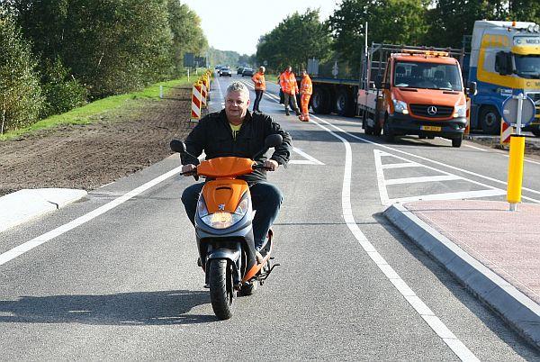 WaldNet's tweet photo. Drogeham - Douwe Westra opent rotonde bij Drogeham http://t.co/UYFLj5iOXf http://t.co/v9HI8v0jp6