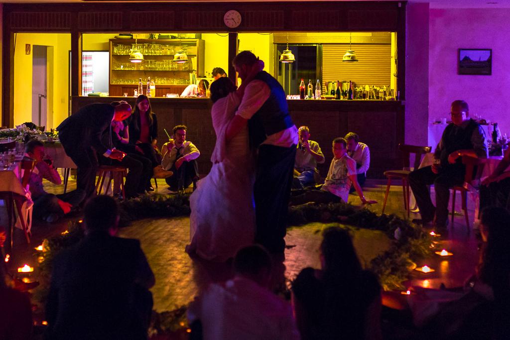 Discjockey On Twitter Morgens 4 45 Uhr In Deutschland Hochzeit Abschlusskreis Kerzentanz Http T Co C1c6gh6t1r