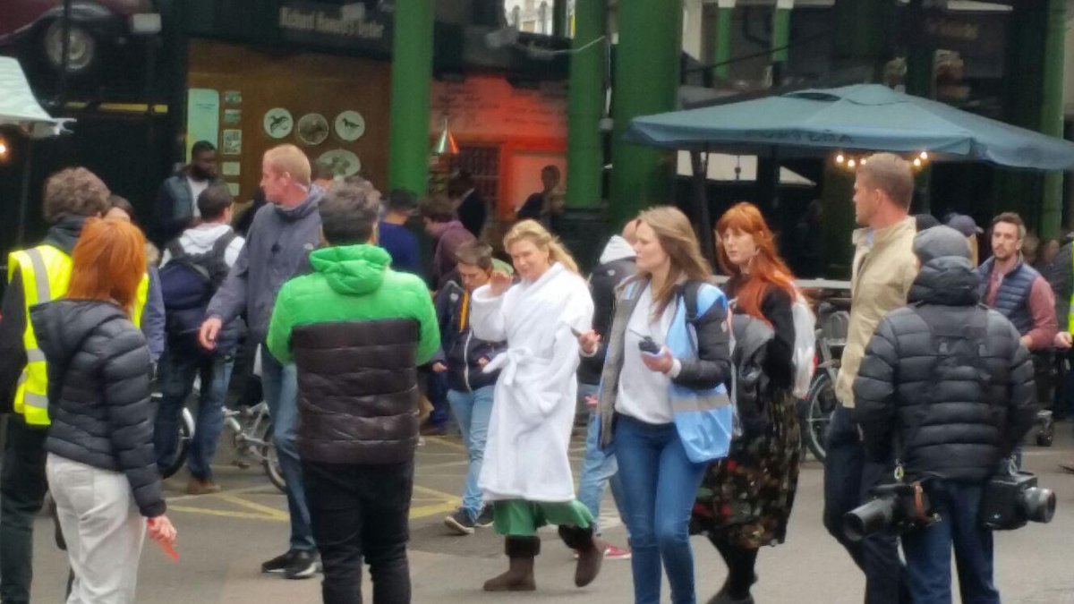 SkintLondon's tweet image. Keep an eye out for the #BridgetJones cast currently filming in London. Take a bow @BoroughMarket  (pic:@amydunkers)